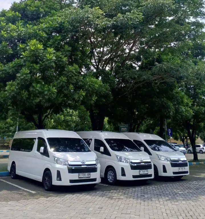 Sewa HiAce Premio