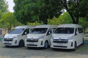 Mobil Besar, Jenis-jenis HiAce, Liburan Nataru Rombongan, Perbedaan HiAce Commuter vs Premio, Tips Memilih Jasa Sewa HiAce Terpercaya di Malang, Kelebihan sewa HiAce Premio Malang, Kelebihan sewa HiAce Premio Malang