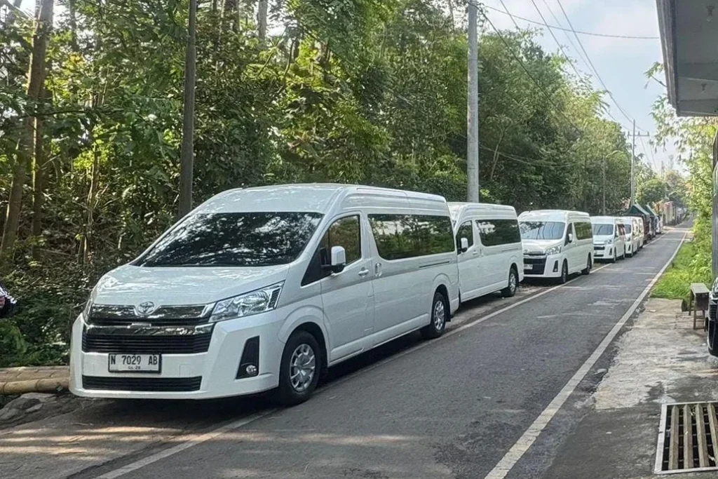 Kelebihan Sewa HiAce Premio, Sewa HiAce Malang Murah, Sewa HiAce Plus Driver