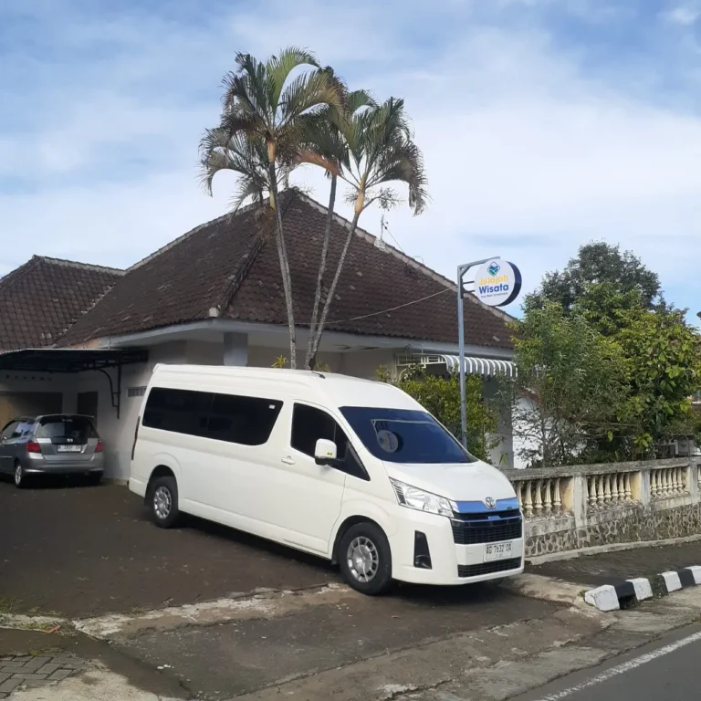 sewa hiace ke pantai