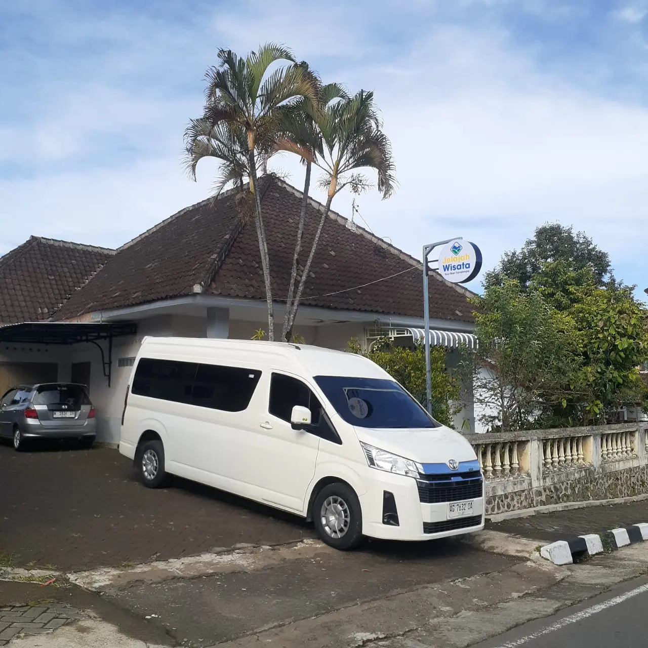 sewa hiace ke pantai