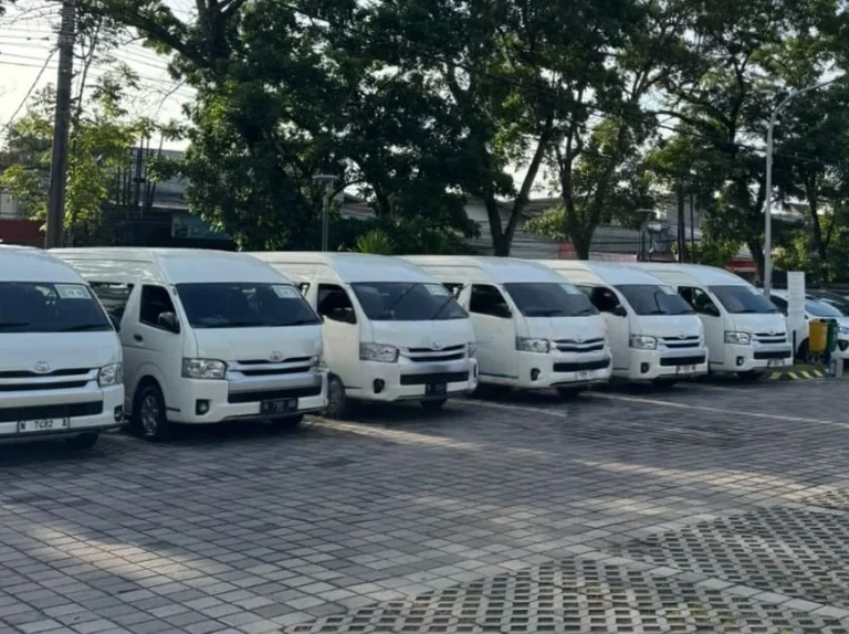 Rental HiAce Commuter, Kelebihan Sewa HiAce Dibanding Mobil MPV Biasa, Liburan Tahun Baru, Liburan Nataru Rombongan, Tips Liburan Hemat, Kelebihan sewa HiAce Commuter, Rental HiAce Malang, Rental HiAce Commuter murah, Mengenal HiAce dan keunggulannya, Rekomendasi transportasi, Tips memilih HiAce, Harga Sewa HiAce Murah di Malang