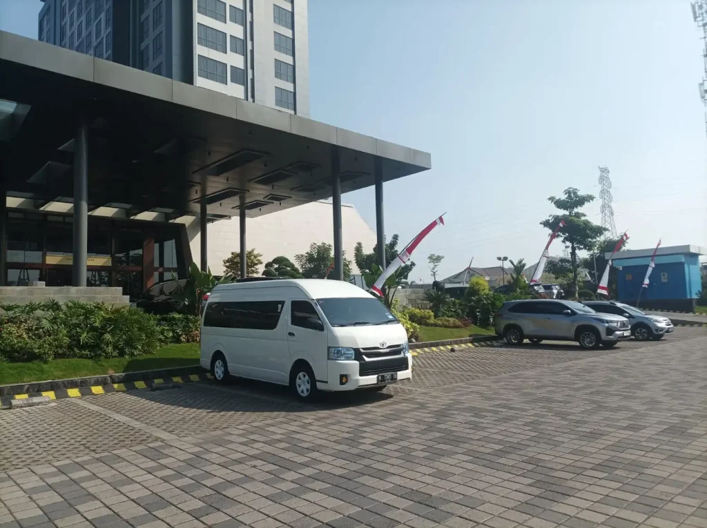 Perbedaan HiAce Commuter vs Premio, 