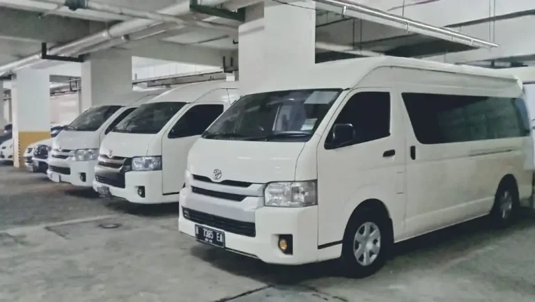 HiAce Commuter Malang, Liburan Nataru Rombongan, Perbedaan HiAce Commuter vs Premio, Kelebihan sewa HiAce Commuter, Perbedaan HiAce Luxury, Premio, dan Commuter, Rental HiAce Commuter murah, Sewa HiAce Malang Terpercaya, Tips Memilih Rental Mobil